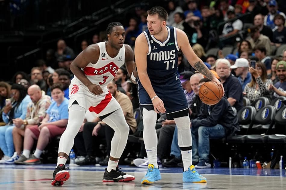 Luka Doncic faz história e Mavs vence Raptors