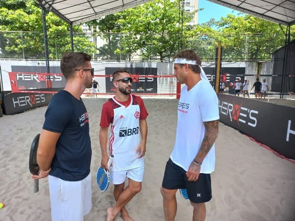 Everton Ribeiro com Rafael Moura