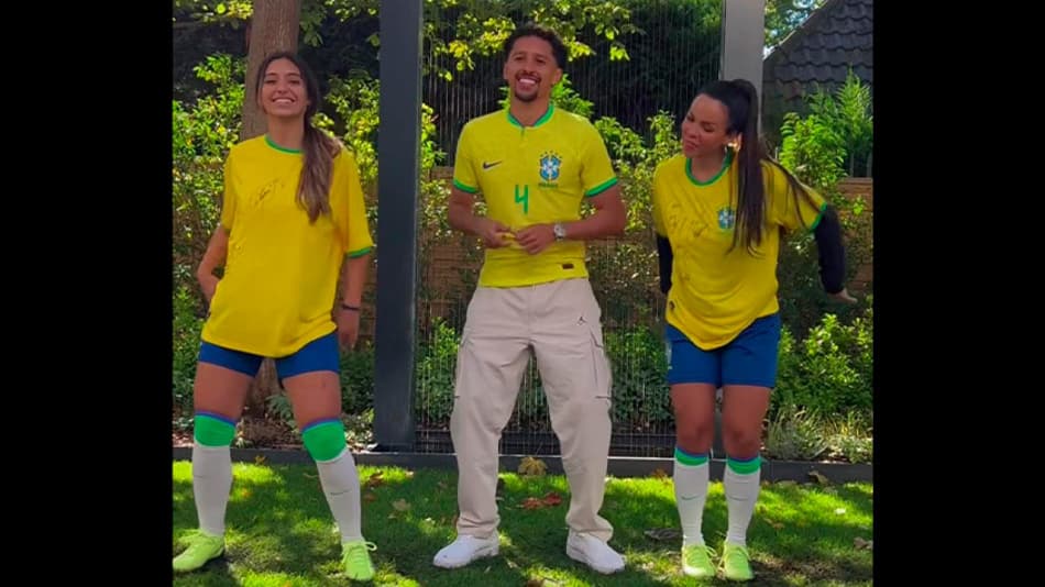 Zagueiro da Seleção faz dancinha com influenciadoras que criaram música para a Copa