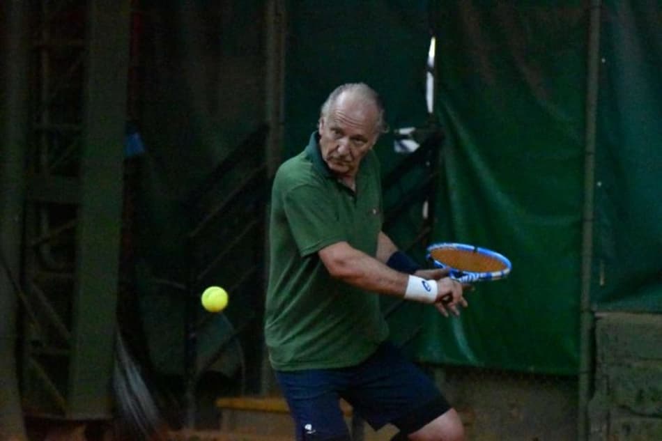 Primeiro dia com jogos na quadra coberta em Porto Alegre