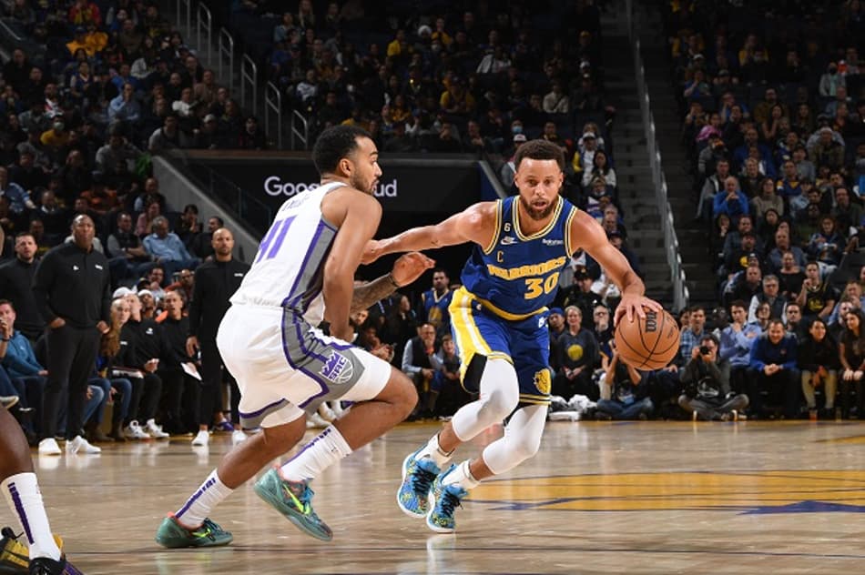 Stephen Curry faz 47 e Warriors volta a vencer após cinco partidas