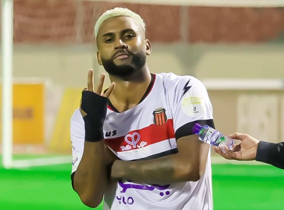 Ex-Flamengo, Muralha marca hat-trick na Arábia Saudita