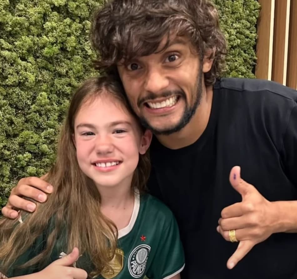 Após viralizar, filha de jornalista da ESPN chora ao conhecer Scarpa; veja