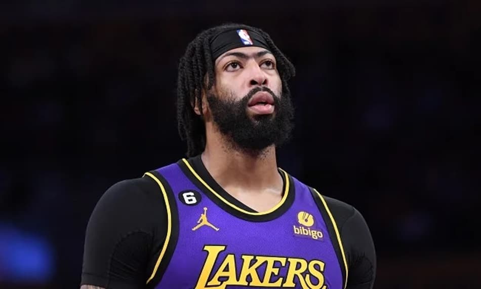 Comentarista afirma que Lakers disponibiliza Anthony Davis para troca