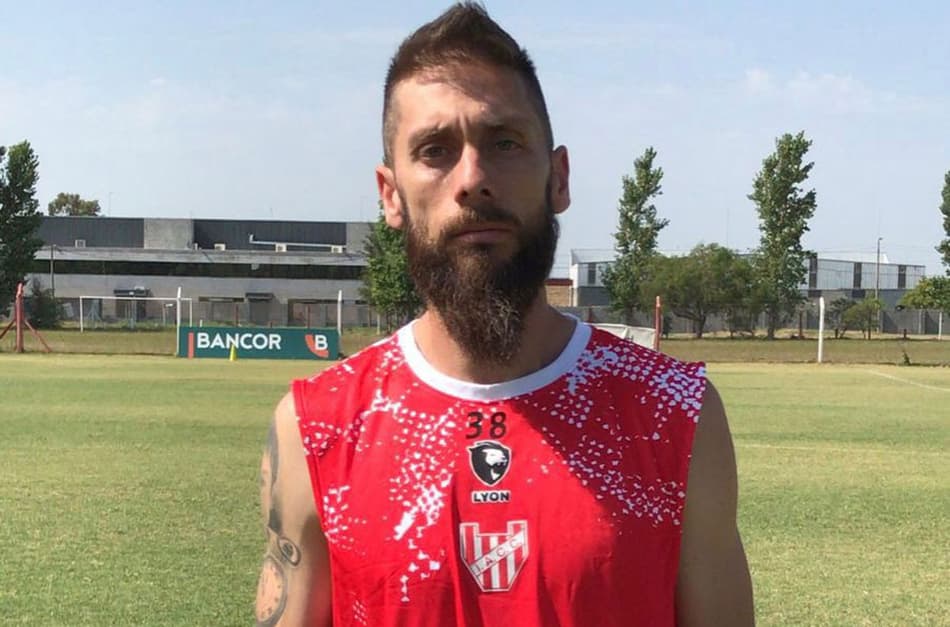Jogador fugiu de hospital por duelo decisivo no futebol argentino