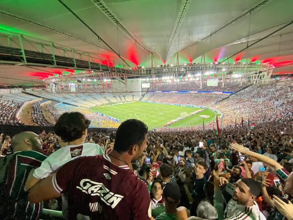 Dia de torcedor: Fred vai de metrô e assiste ao jogo do Fluminense na arquibancada do Maracanã