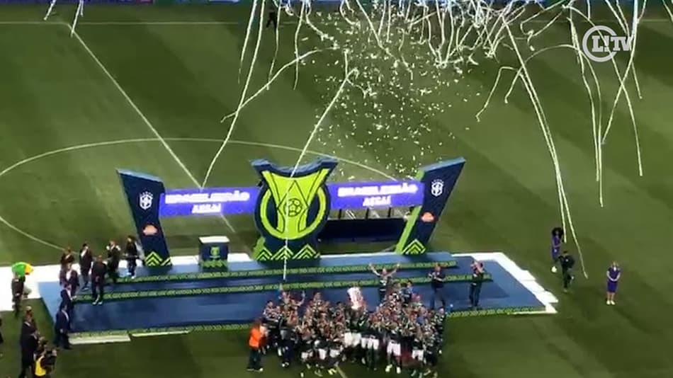 VÍDEO: Palmeiras levanta taça do Brasileirão no Allianz Parque