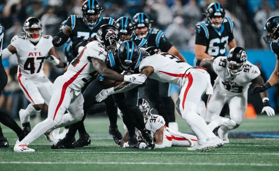 Carolina Panthers vence Atlanta Falcons na abertura da semana 10 da NFL