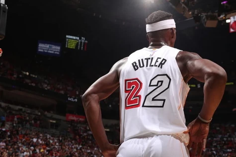 Jimmy Butler brilha e Heat vence Hornets na prorrogação