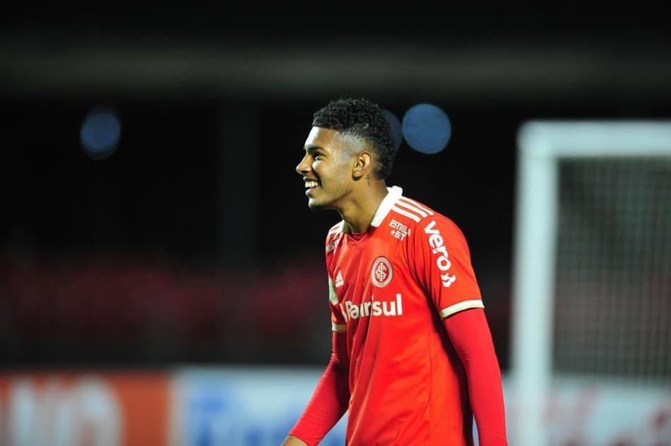 Com familiares na arquibancada, Matheus Dias vibra após estreia no Brasileirão