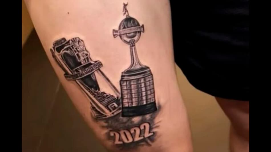 Lateral do Flamengo tatuou títulos de 2022: veja jogadores que têm conquistas marcadas na pele