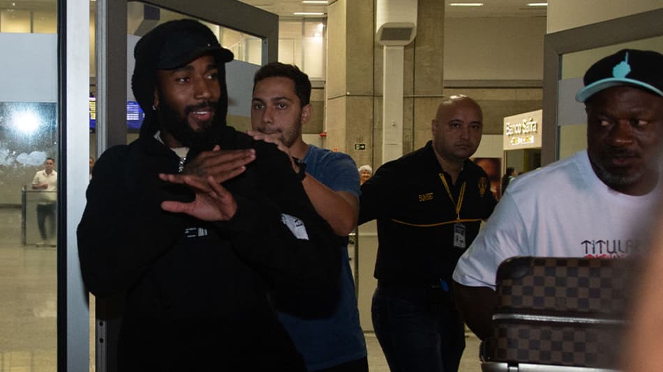 VÍDEO: em negociação com o Flamengo, Gerson faz ‘Vapo’ na chegada ao Rio