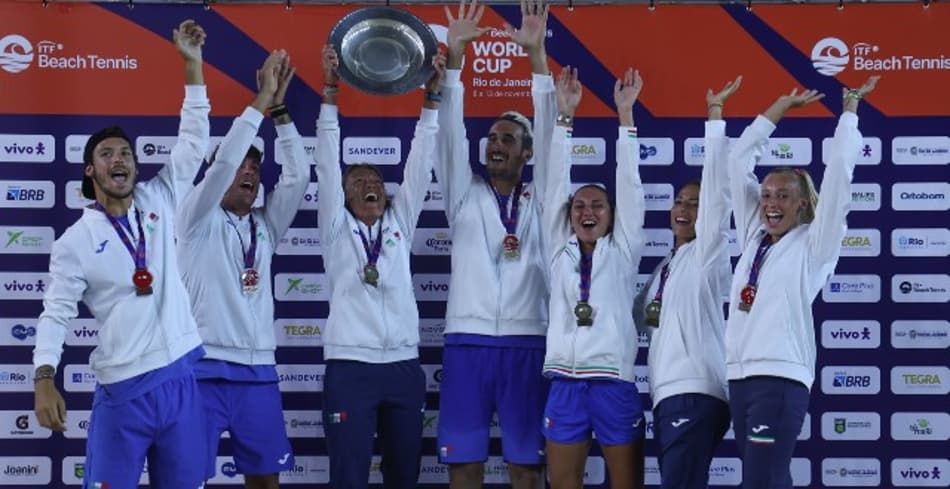 Italianos erguem o troféu em Copacabana