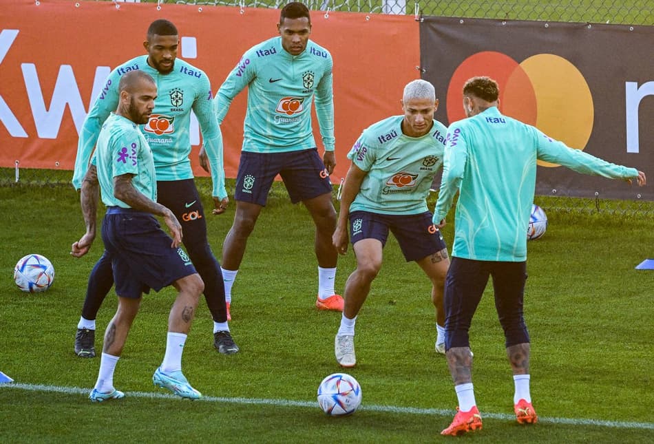 Com sustos e sem definição de time, Seleção tem terceiro dia de treinos em Turim