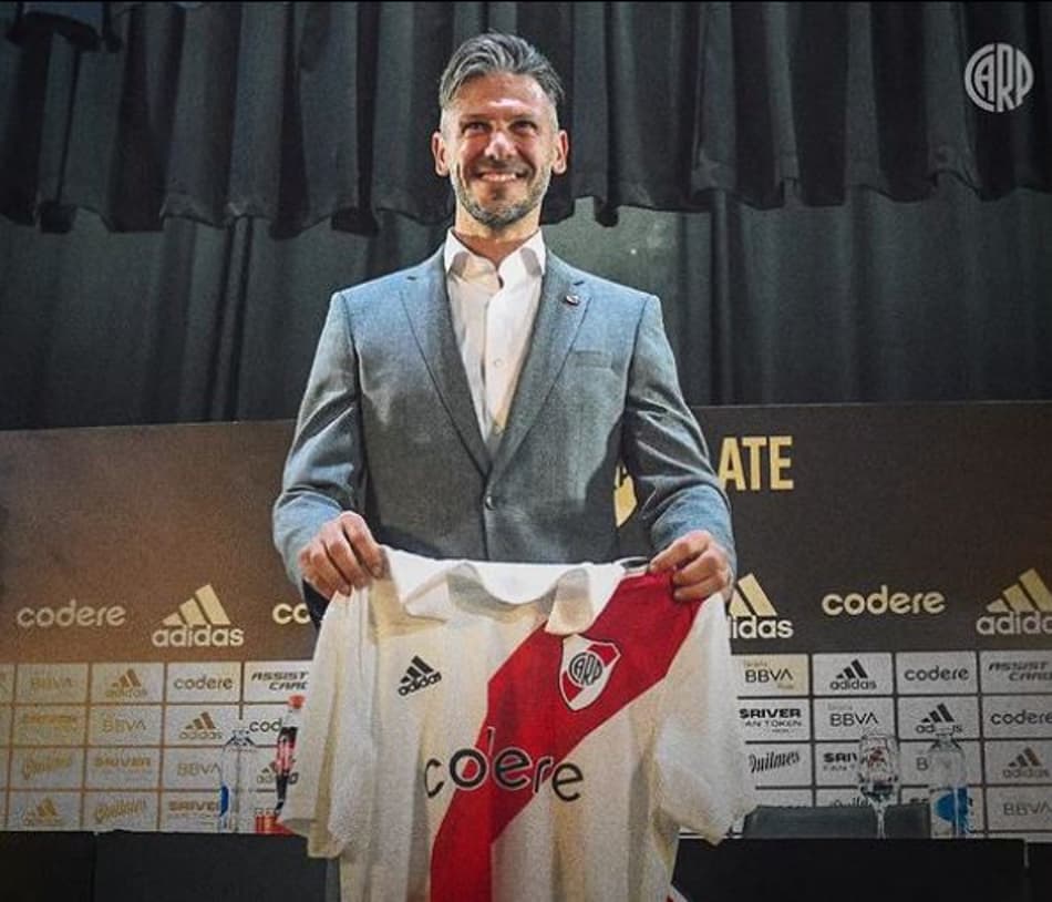 Técnico do River Plate faz convite público a titular da Argentina