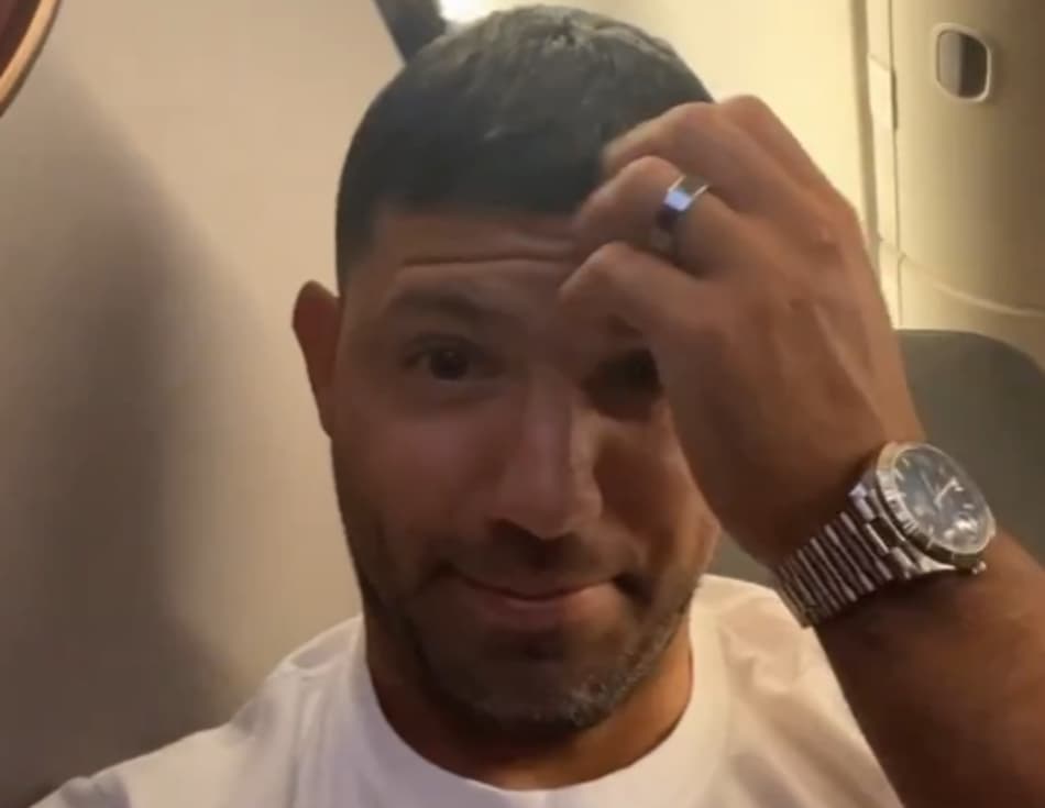 Tá sentindo a pressão? Agüero sofre com torcedores brasileiros em voo para o Qatar