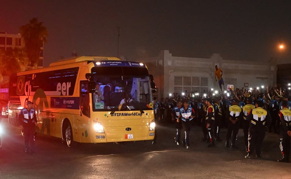 Seleção Brasileira chega ao seu hotel no Qatar com festa da torcida; veja vídeo