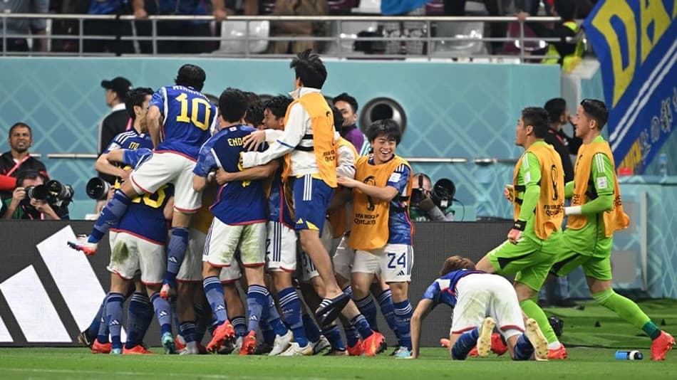VÍDEO: Torcida do Japão fecha cruzamento em Tóquio para festejar vitória sobre a Alemanha