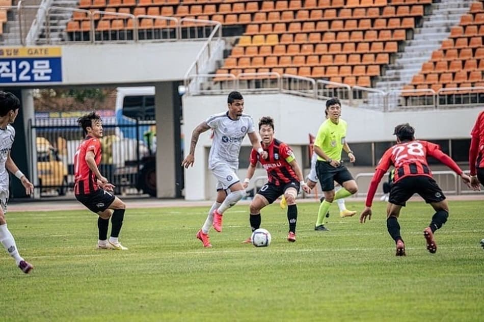 Xodó da torcida na Coreia do Sul, brasileiro celebra primeira temporada na Ásia: ‘Impactante’