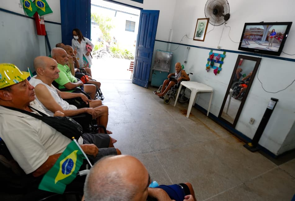 Abrigos no Rio recebem idosos para série de atividades com direito a jogos da Copa do Mundo