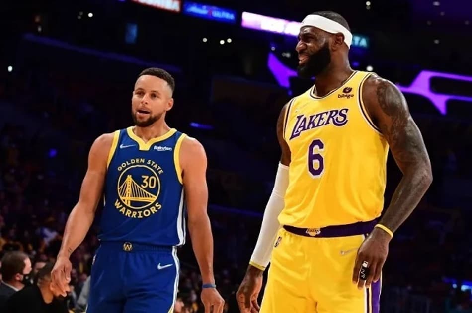Stephen Curry revela ter uma camisa de LeBron James em sua parede