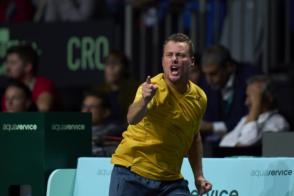 Lleyton Hewitt vibra e aponta para Alex de Minaur durante semifinal da Copa Davis
