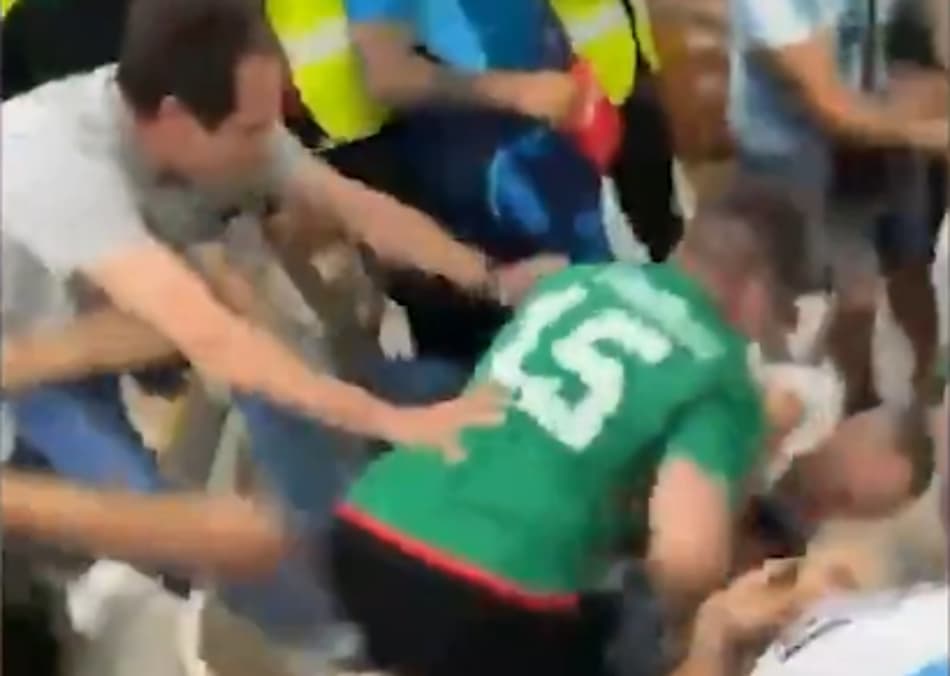 Pancadaria! Argentinos e mexicanos brigam dentro do estádio no Qatar