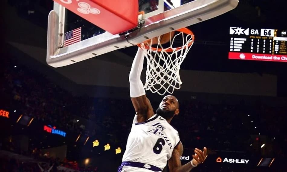 Sem Anthony Davis, LeBron comanda e Lakers derrota o Spurs