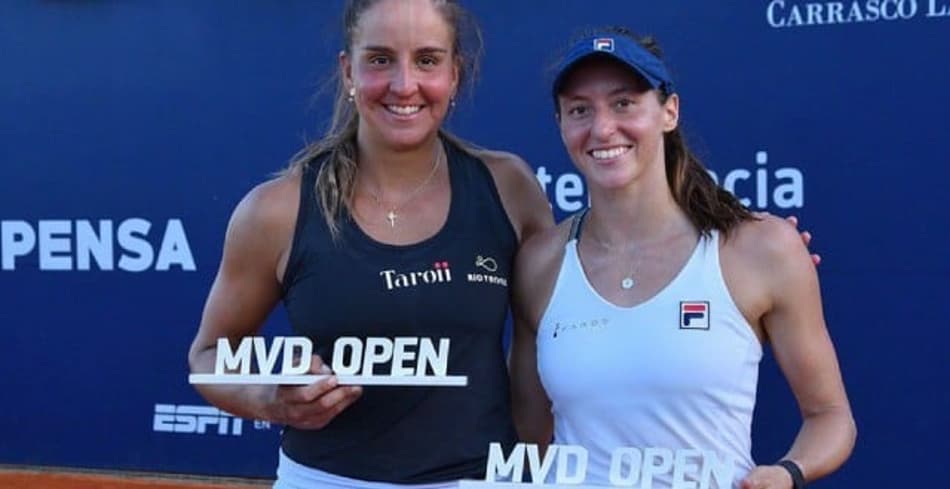 Luisa Stefani e Ingrid Martins com o troféu em Montevidéu
