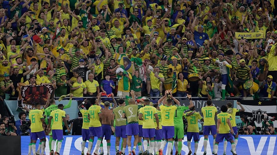 Festa, vibração e classificação: o jogo do Brasil na Copa do Mundo em imagens