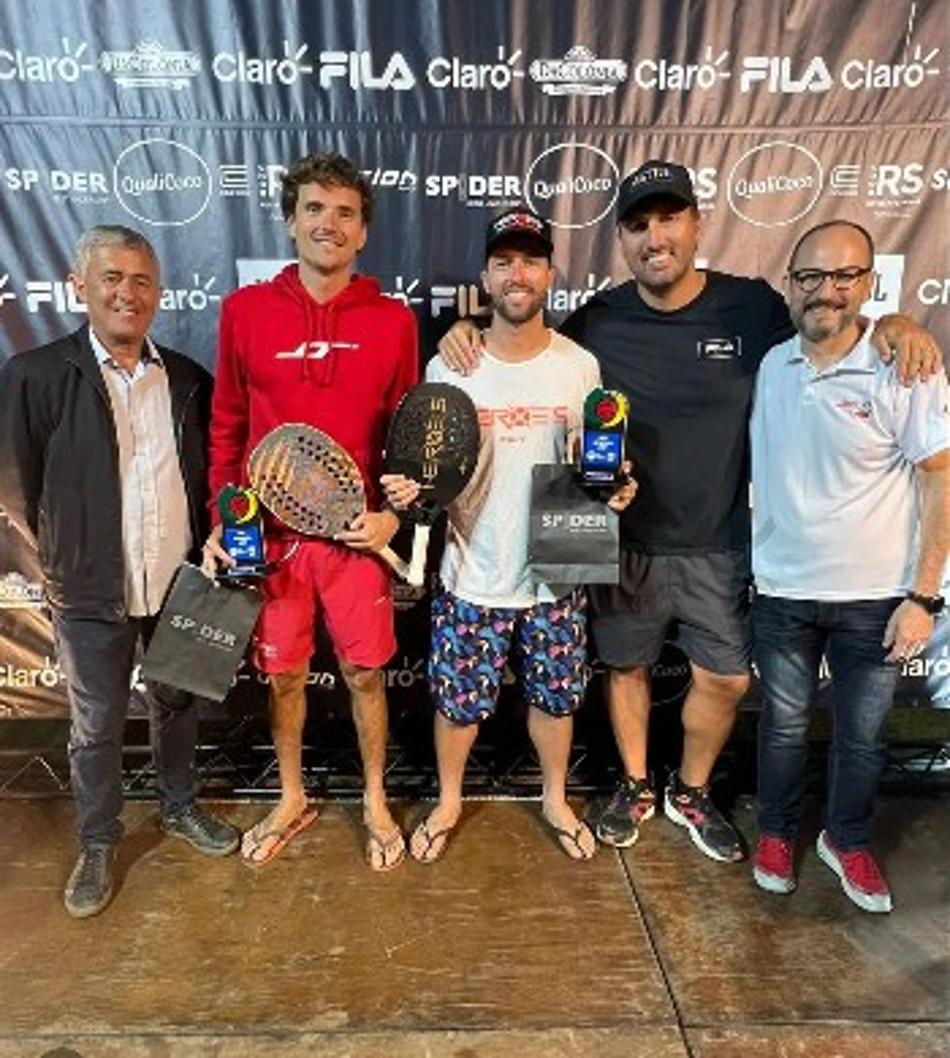 Diego Bollettinari, de branco, e Gianotti de vermelho