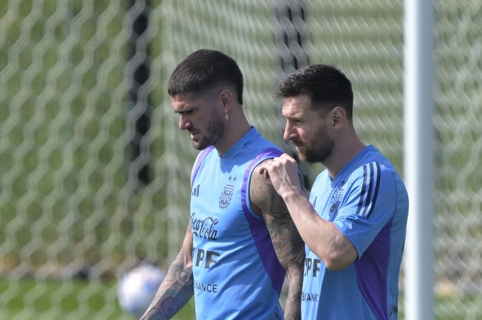 Com Messi em campo, Argentina treina de olho na partida com a Polônia pela Copa do Mundo