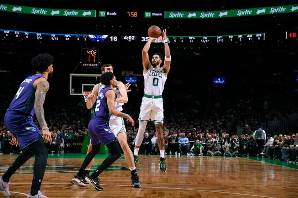 Jayson Tatum brilha e Celtics atropela Hornets