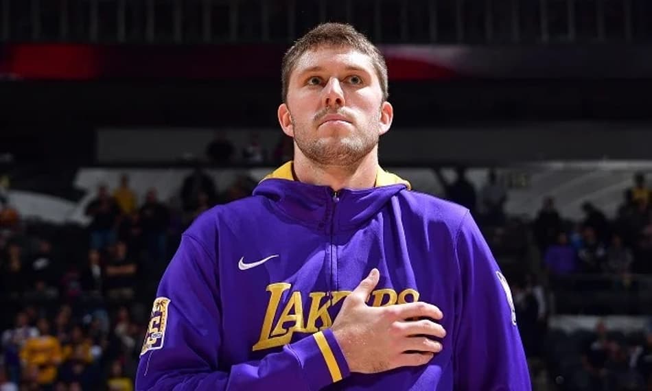 Por futuras trocas, Lakers surpreende e dispensa revelação Matt Ryan