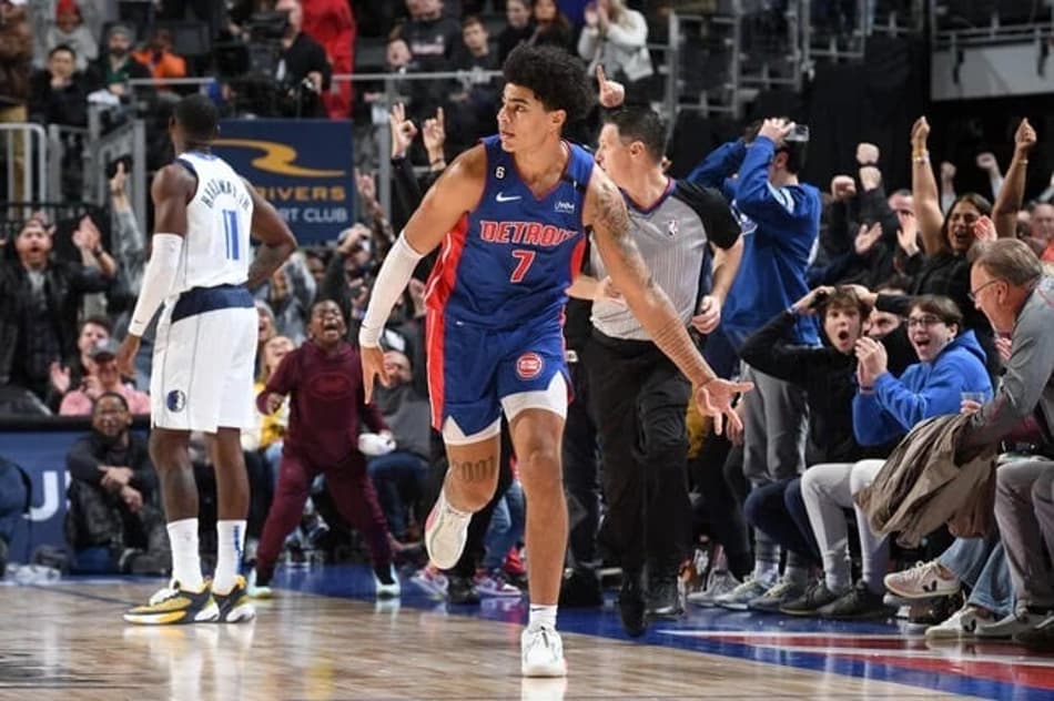 Pistons bate Mavericks após prorrogação