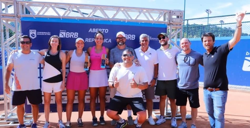 Ingrid Martins e Francisca Jorge com o troféu e staff da Rio Tennis