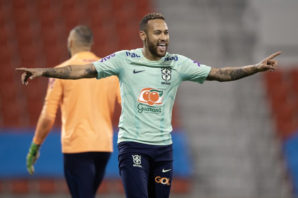 VÍDEO: Neymar treina, faz gol com pé direito e se aproxima de retorno pela Seleção