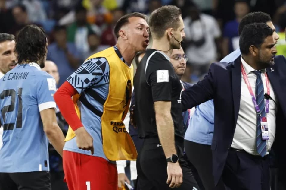 Após polêmica na Copa, Uruguai elabora plano para não sofrer grave punição