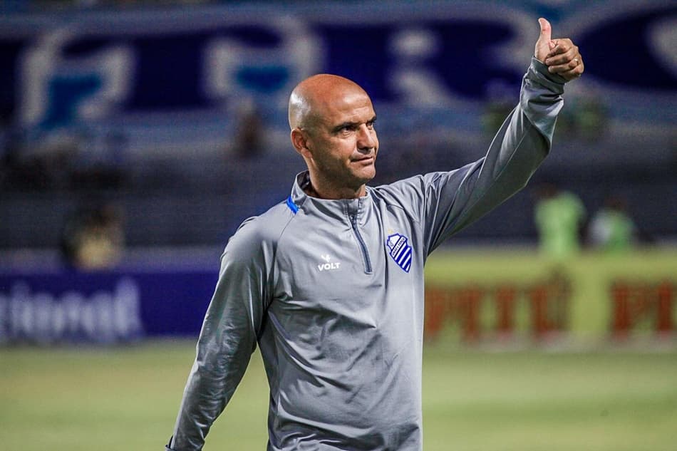 CSA anuncia a saída do técnico Adriano Rodrigues