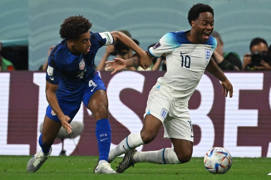 Sterling fica fora de jogo decisivo da Inglaterra por conta de problema familiar