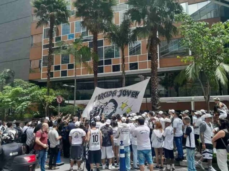 Torcida do Santos faz vigília para Pelé em hospital; veja fotos