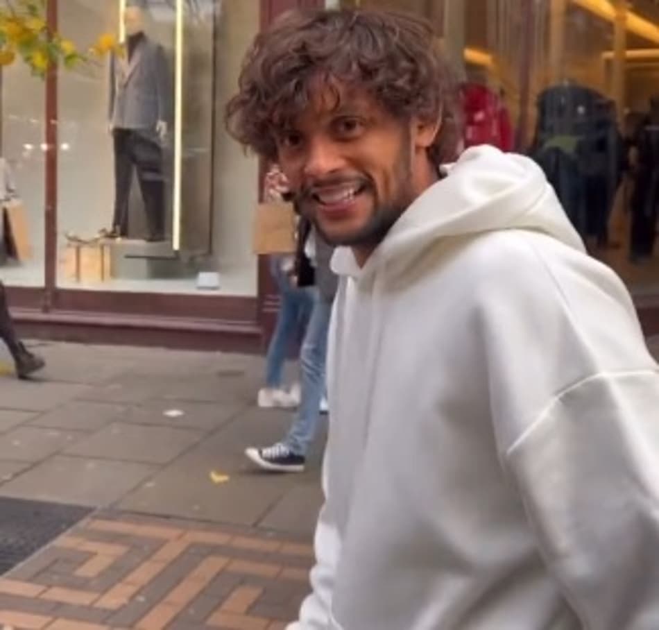 VÍDEO: Na Inglaterra, Gustavo Scarpa dá primeiro ‘rolê’ de skate nas ruas