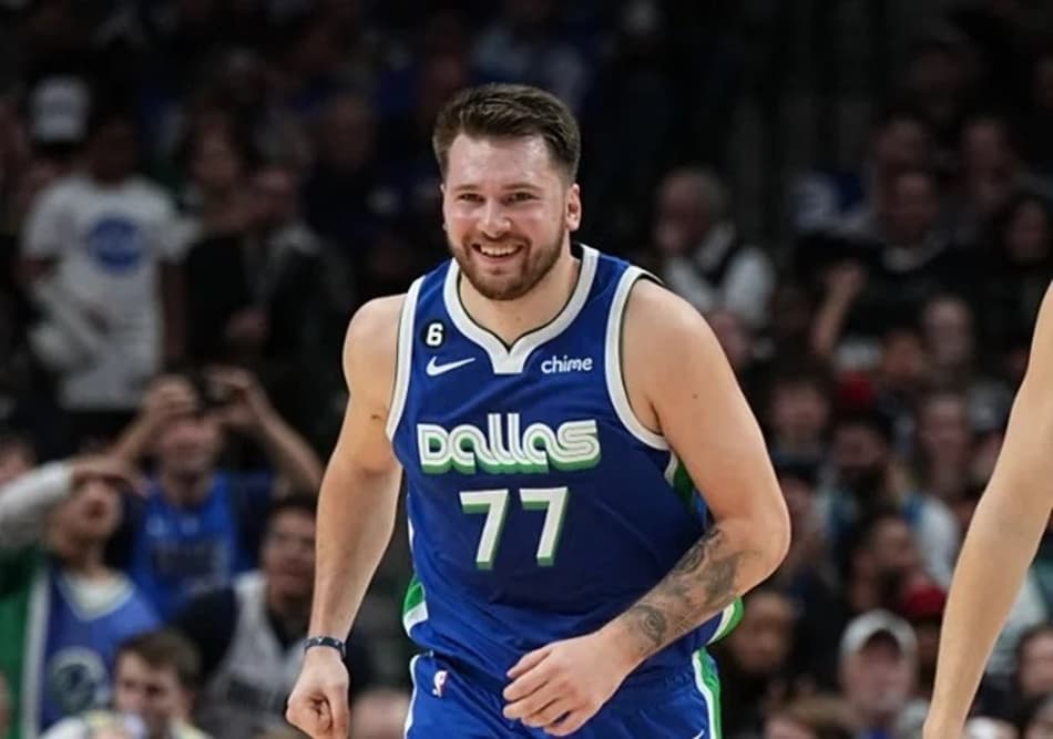 Luka Doncic brilha e Mavericks atropela Suns