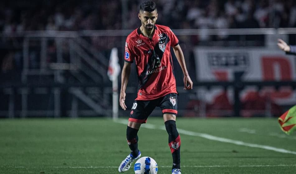 Meia rescinde contrato com Atlético-GO e abre caminho para negociações com o São Paulo