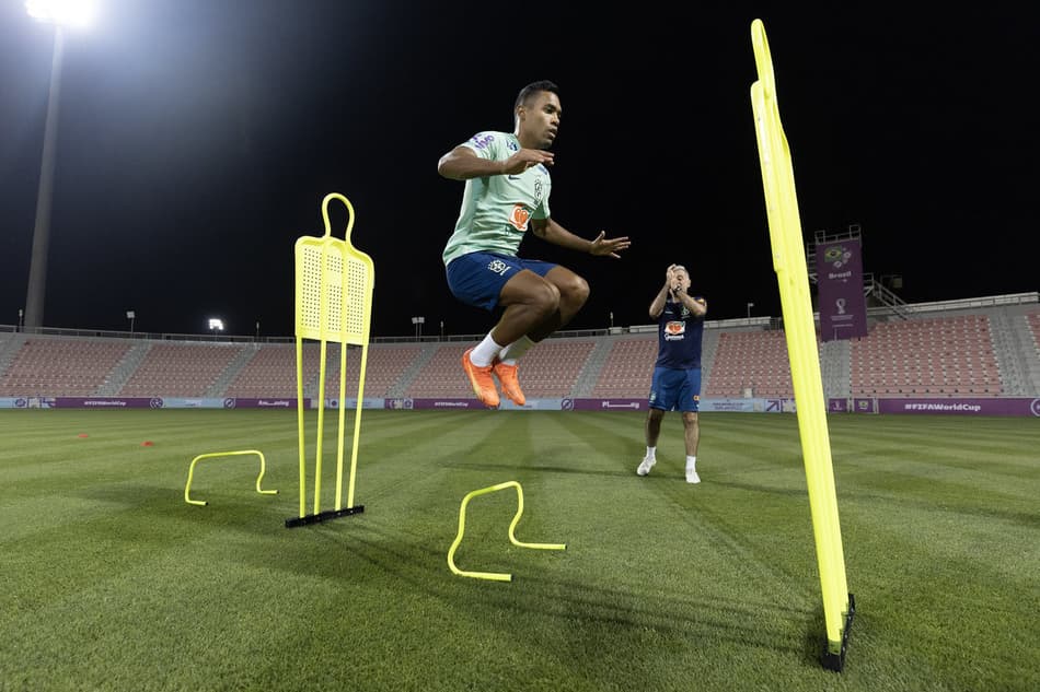 VÍDEO: Treino da Seleção tem ‘futmesa’ e roda de altinha; Alex Sandro realiza trabalho físico