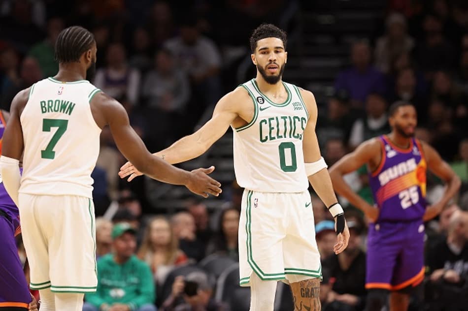Em jogo de líderes, Celtics atropela Suns