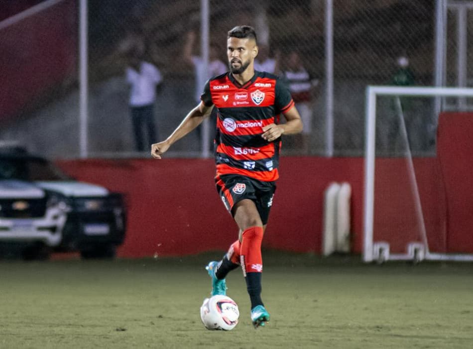 Volante Zé Vitor comemora ótimo ano e acesso com o Vitória