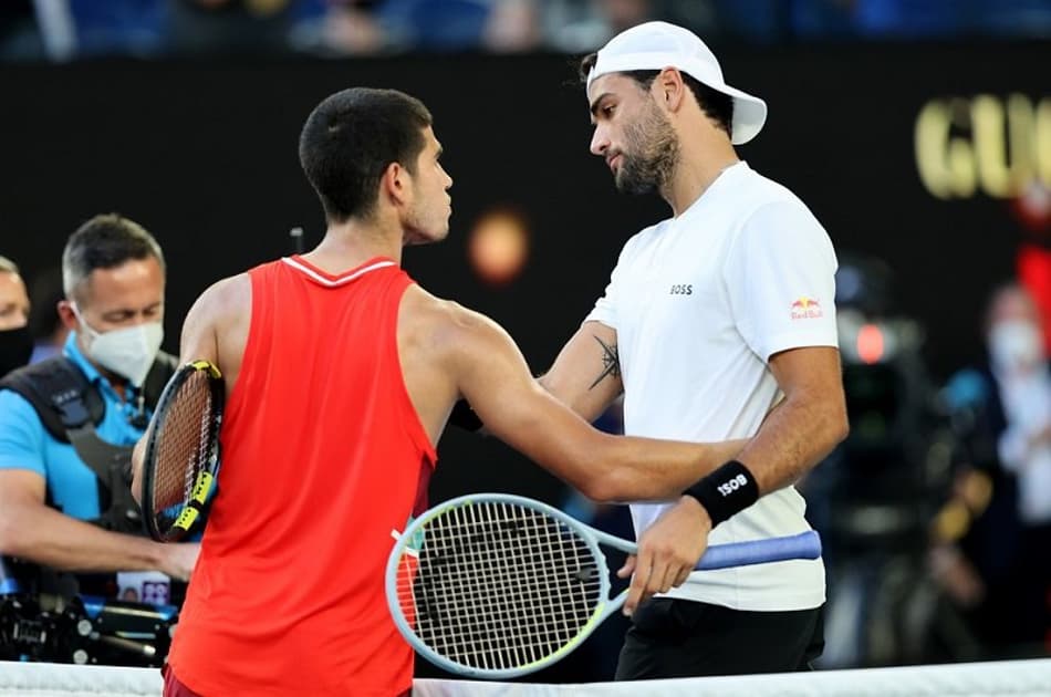 Carlos Alcaraz e Matteo Berrettini se cumprimentam após batalha no Australian Open 2022