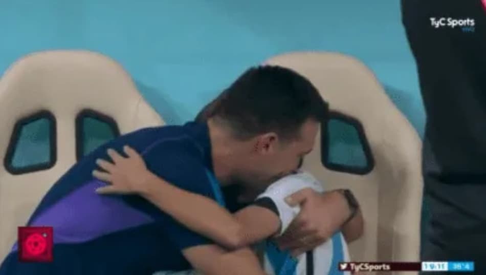 Técnico da Argentina e seu filho protagonizam imagem emocionante; vídeo