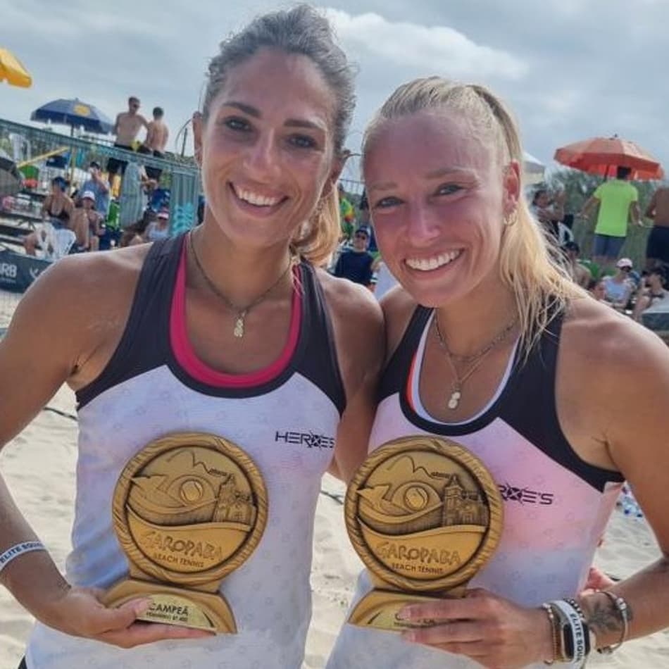 Giulia Gasparri e Ninny Valentini com o troféu de Garopaba